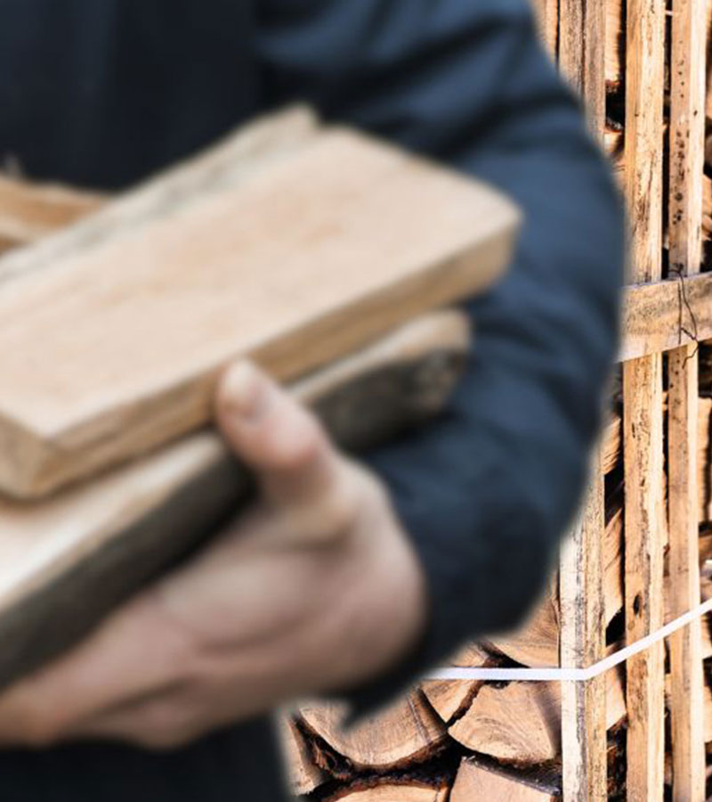 Bequeme Brennholzlieferung? Günstige Preise und professionelle Entladung bei Ihnen zu Hause